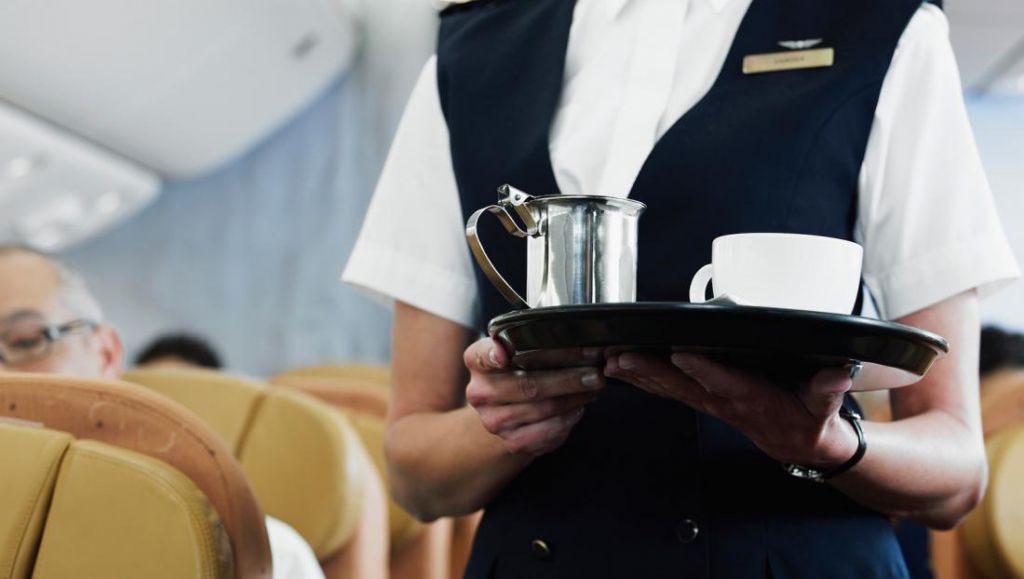 Чому не варто пити чай та каву в літаках