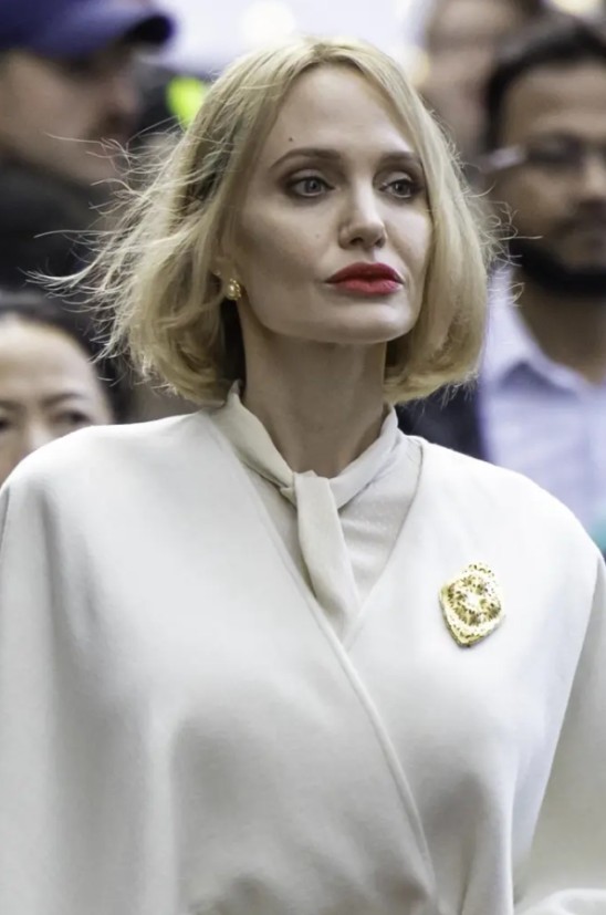 Анджеліна Джолі стала білявкою