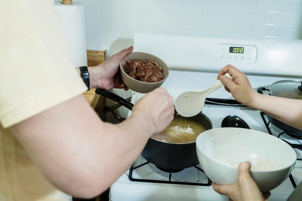 Емальовані каструлі